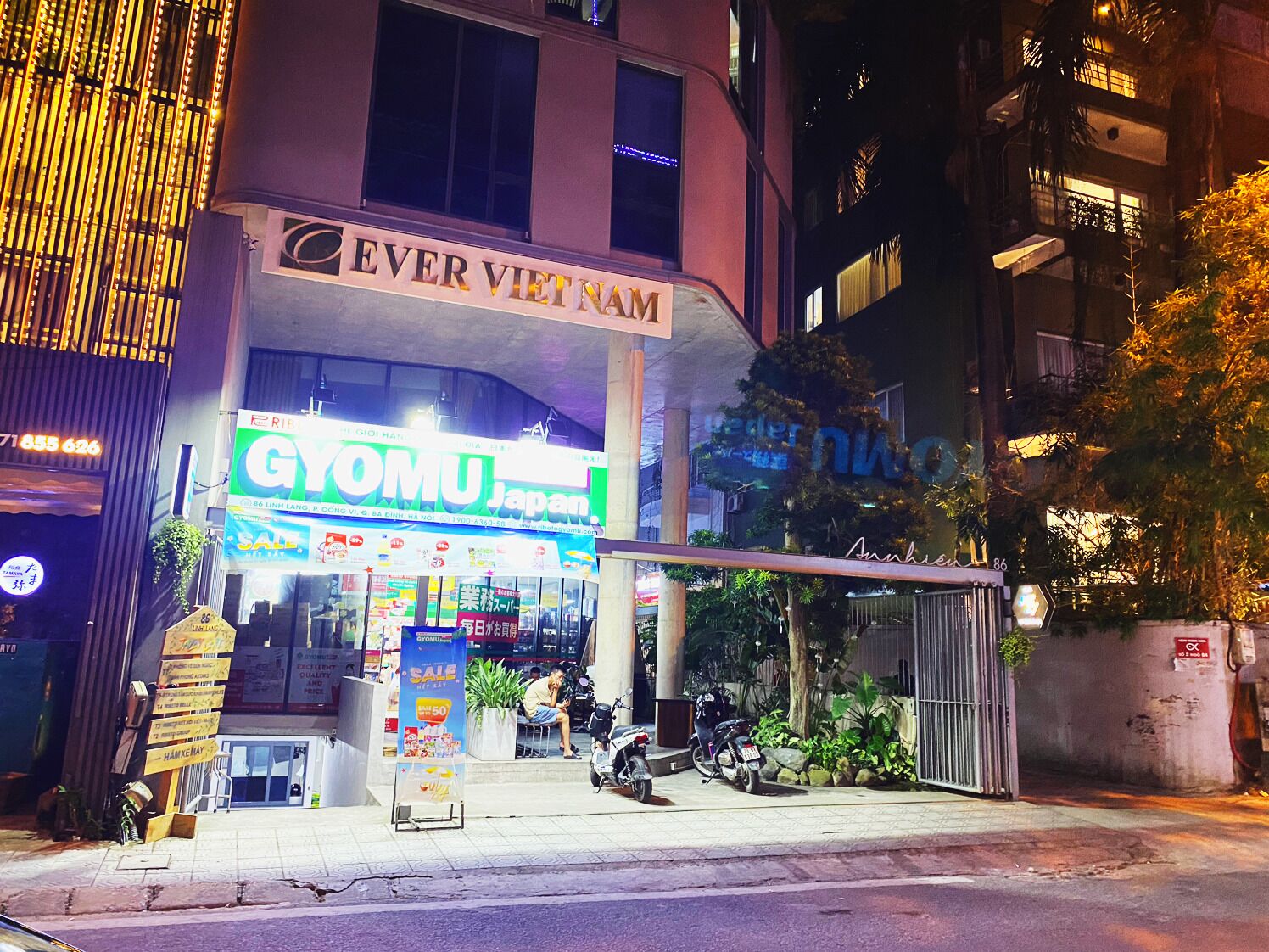Rakennuksessa on kyltti, jossa lukee »EVER VIET NAM», ja siellä on myös »GYOMU Japan» -niminen myymälä.