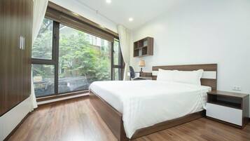 Deluxe-huoneisto, patio, kaupunkinäköala | 1 makuuhuone, ylelliset vuodevaatteet, pillowtop-patjalliset sängyt