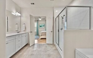 Dusche, Haartrockner, Handtücher, Seife