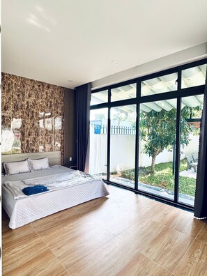 ห้องคอมฟอร์ท, วิวส วน | โต๊ะทำงาน, ผ้าม่านกันแสง, เตารีด/โต๊ะรีดผ้า, Wi-Fi ฟรี