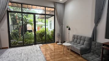 Habitación Confort, vista al jardín | Escritorio, cortinas blackout y tabla de planchar con plancha