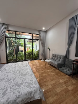 Comfort Room, Garden View | Meja, langsir/tirai gelap terus, seterika/papan seterika, Wi-fi percuma