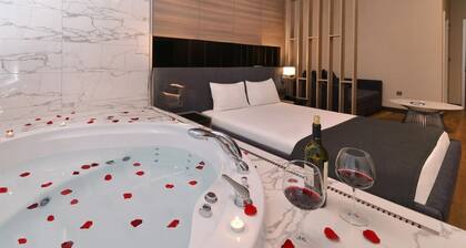 Luxury BeĆiktaĆ Haven with Jacuzzi Near Historic Istanbul. Free Wifi