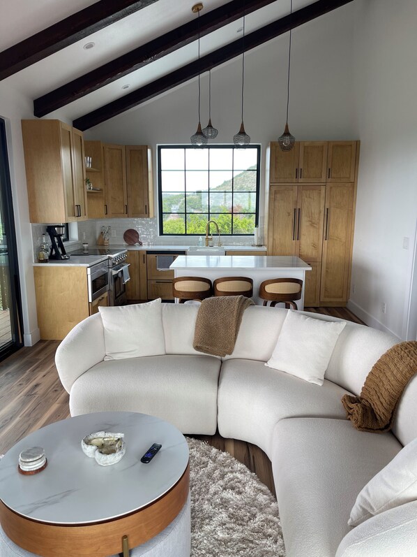 Smart TV, fireplace, printers - Newly constructed Beauty perched on a cliff with Panoramic Views and Sunsets! (Canyon Lake)