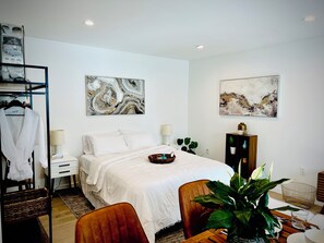 1 bedroom, iron/ironing board, free WiFi, bed sheets - The Modernist’s Hideaway, a fully-furnished luxury studio located in Long Beach! (Long Beach)