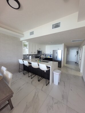 Mikrowelle, Ofen, Herdplatte, Geschirrspüler