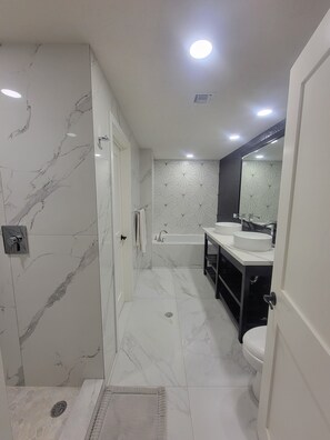 Haartrockner, Handtücher, Seife, Toilettenpapier