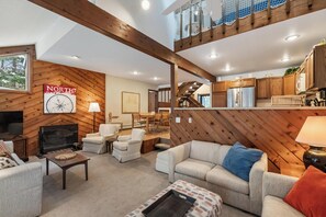 Living area - Harbor Cove 78- Harbor Springs Condo with private beach & close to skiing (Harbor Springs)