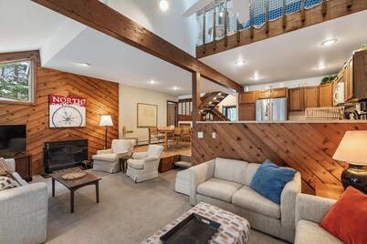 Harbor Cove 78- Harbor Springs Condo with private beach & close to skiing