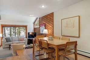 Dining - Harbor Cove 78- Harbor Springs Condo with private beach & close to skiing (Harbor Springs)