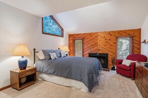 4 bedrooms, WiFi, bed sheets - Harbor Cove 78- Harbor Springs Condo with private beach & close to skiing (Harbor Springs)