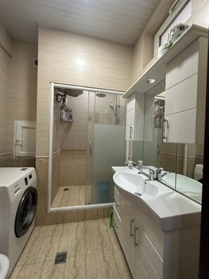 Shower, hair dryer, bidet, towels - Panoramic City View Apartment near Alay Bazaar (Тоshkent)