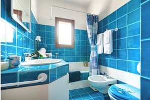 Haartrockner, Bidet, Handtücher, Toilettenpapier