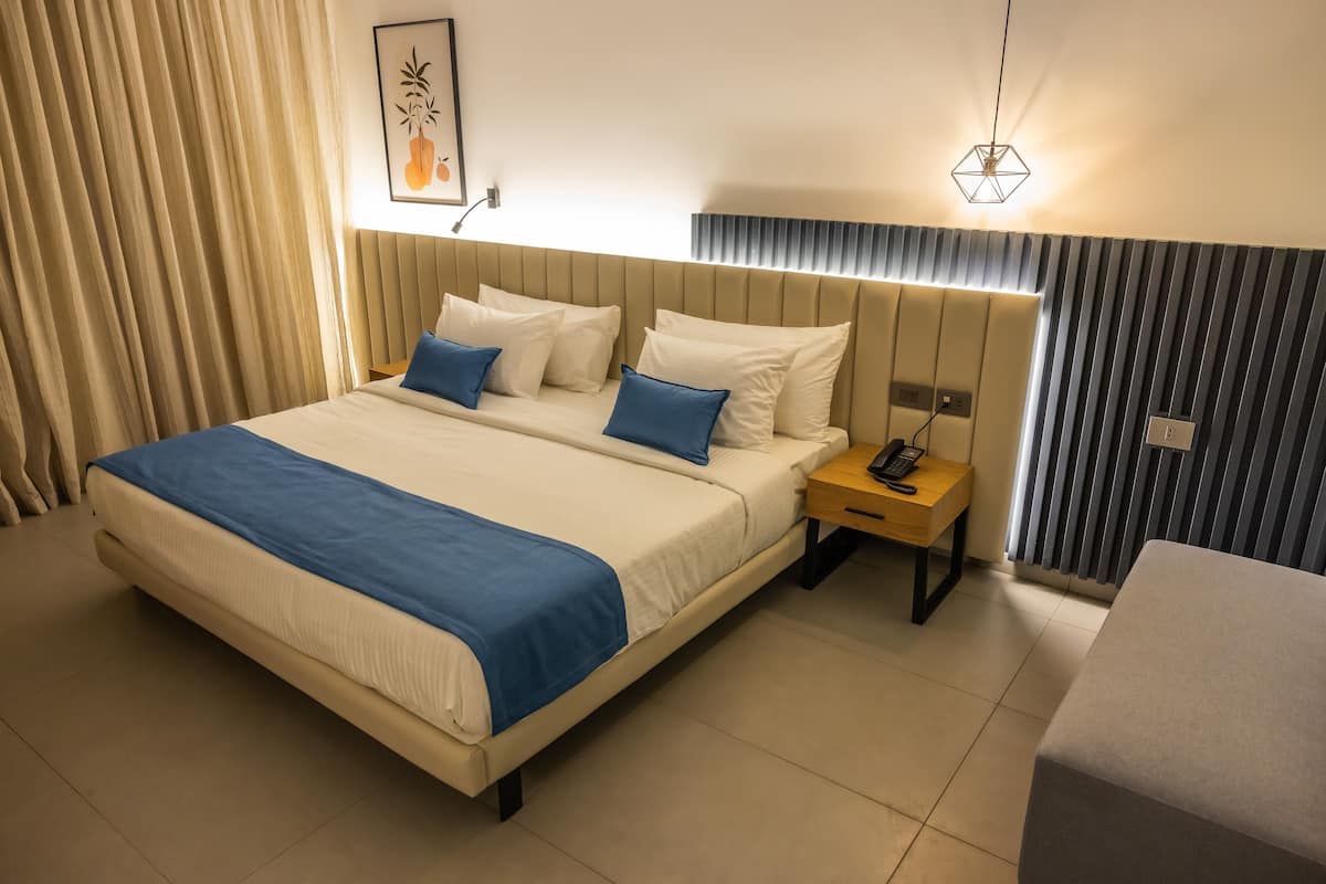 Suite ejecutiva, balcón, vista a la alberca | 1 habitación, minibar y caja de seguridad en la habitación