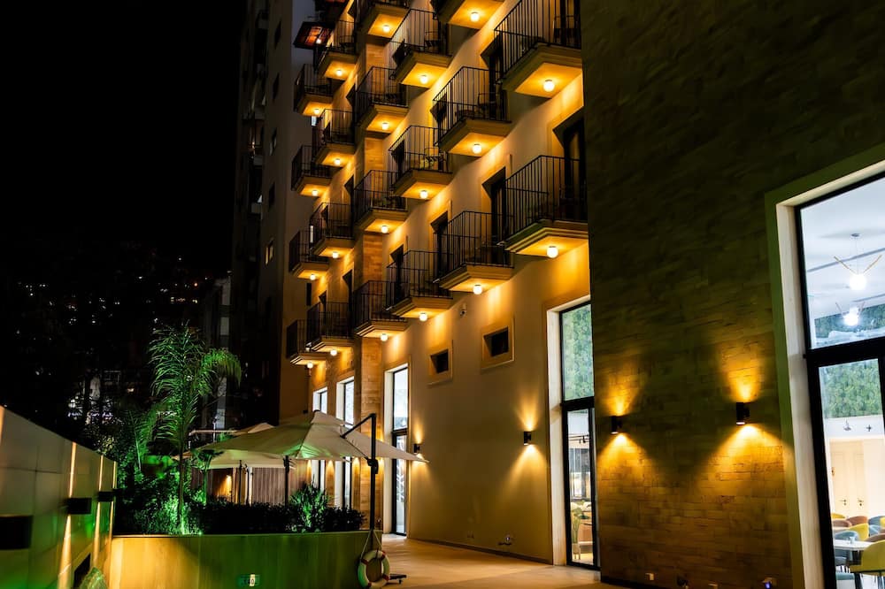 Le Grove Hotel