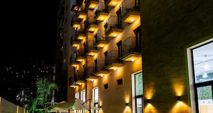 Le Grove Hotel