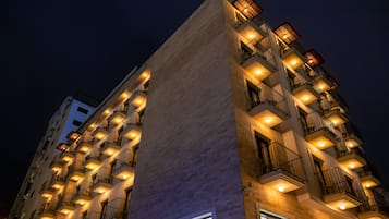 住宿正面 (夜晚)
