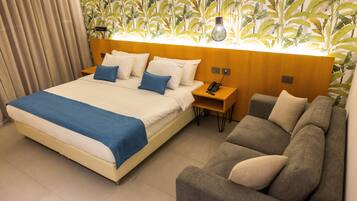 Habitación Deluxe, balcón, vistas a la piscina | Minibar, caja fuerte, sistema de insonorización