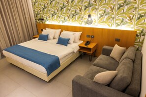 Deluxe-Zimmer, Balkon, Poolblick | Minibar, Zimmersafe, schallisolierte Zimmer, Bügeleisen/Bügelbrett