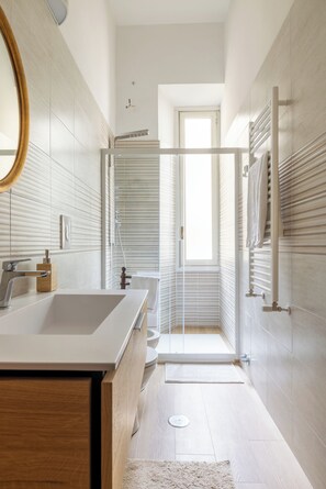 Shower, hair dryer, bidet, towels
