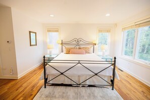 3 bedrooms, in-room safe, desk, iron/ironing board