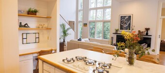Bright & beautiful lakefront retreat. 5 minute walk to Tanglewood!