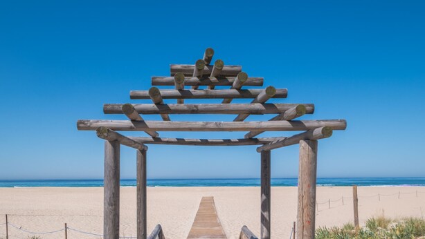 A wooden pergola structure on a beach with a clear blue sky. - Apartamento Estudio - CORAL ZAHARA Suites by Cadiz4Rentals (Zahara de los Atunes)