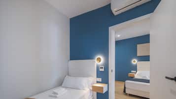 Tabla de planchar con plancha, wifi gratis y ropa de cama