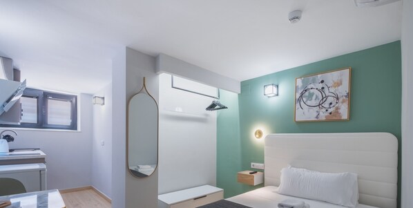 Iron/ironing board, free WiFi, bed sheets