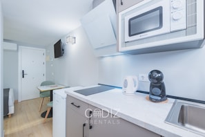 Fridge, microwave, coffee/tea maker, electric kettle