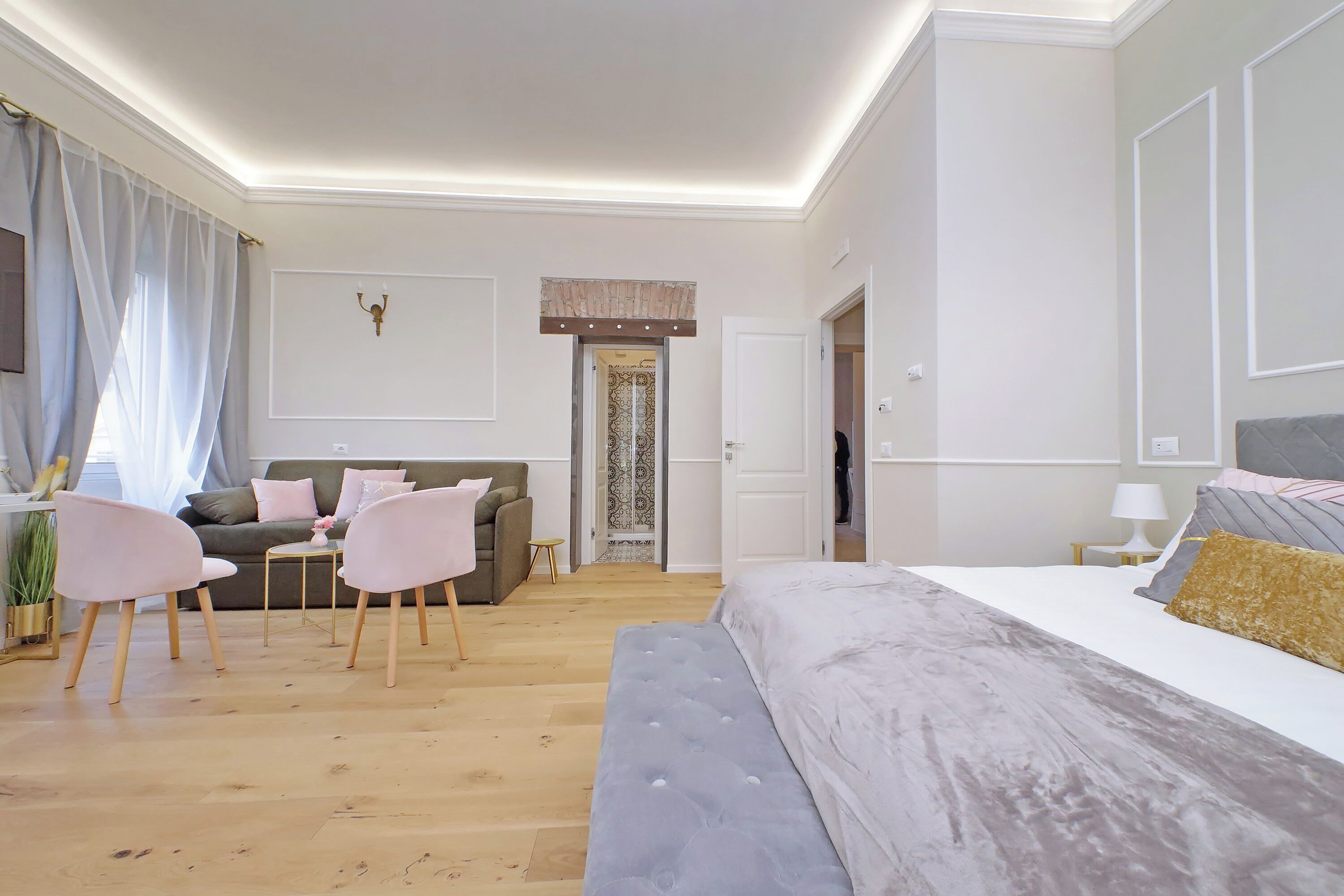 2 quartos, escrivaninha, ferros/tábuas de passar roupa