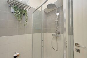 Dusche, Haartrockner, Bidet, Handtücher