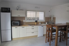 Frigorífico, microondas, horno y lavavajillas