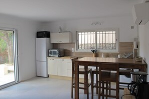 Kjøleskap, mikrobølgeovn, ovn og oppvaskmaskin