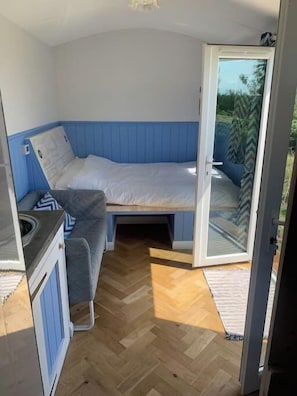 WiFi, bed sheets - Apple Tree Hut (With Hot-Tub) (Tenby)