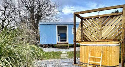 Apple Tree Hut (With Hot-Tub)