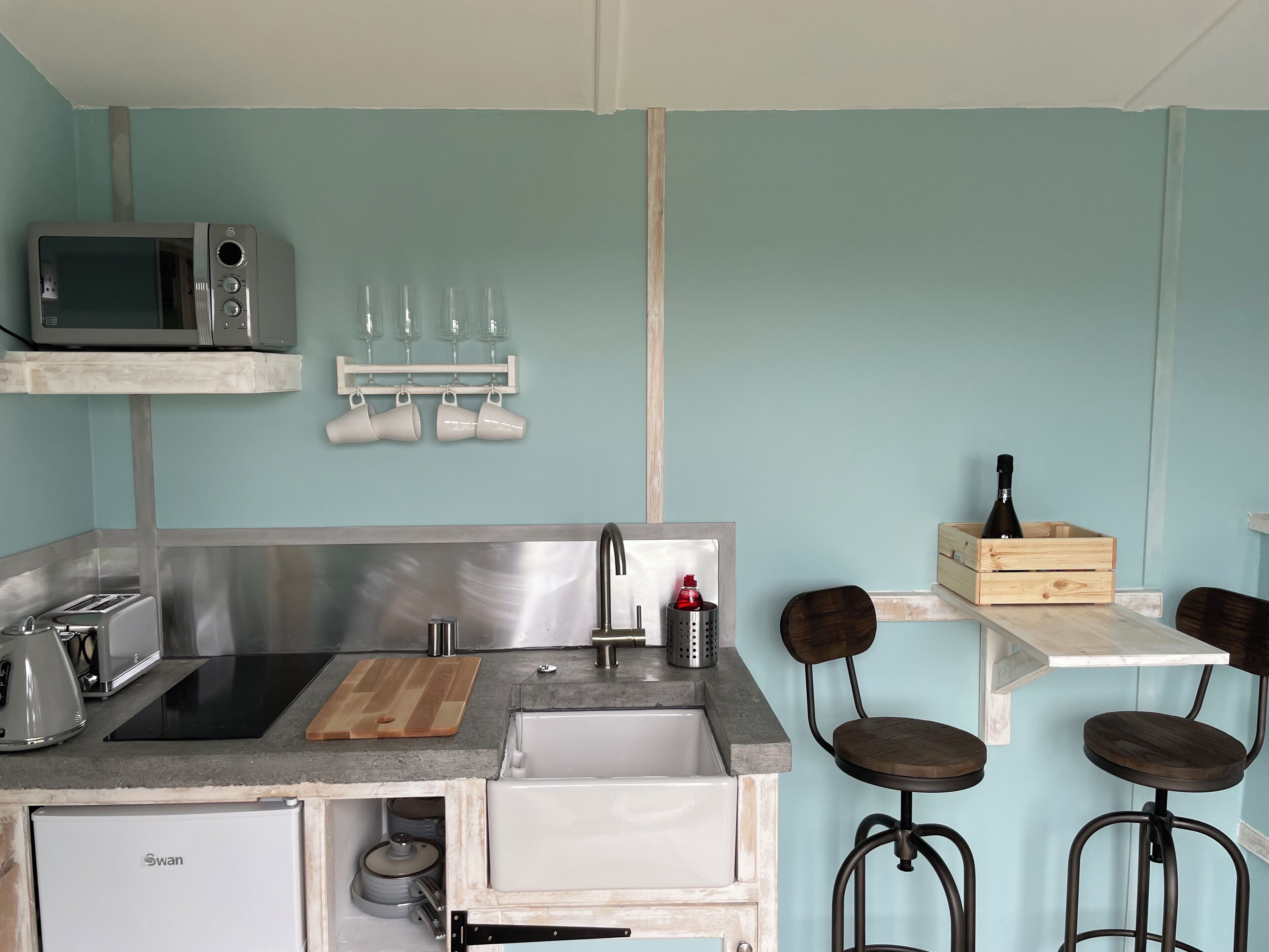 Een koelkast, een magnetron, een kookplaat, een broodrooster