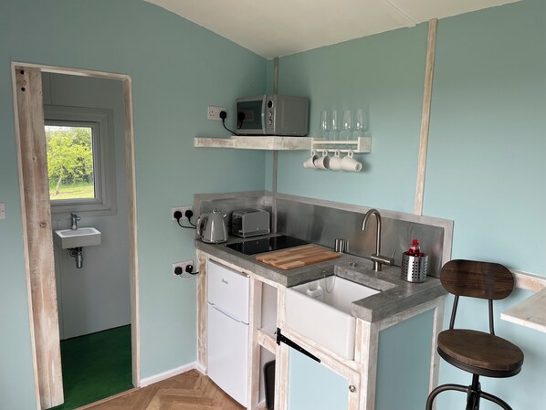 Refrigerador, microondas, placa de cocina, tostadora