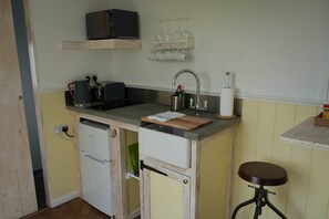 Refrigerador, microondas, tostadora, utensilios de cocina
