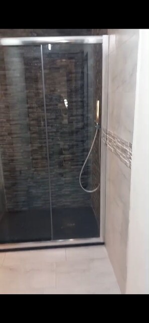 Bidet, toallas, jabón 