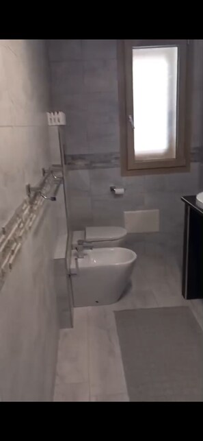 Bidet, Handtücher, Seife