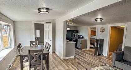 Peaceful Riverfront - all amenities for fishing or friends/family getaway!