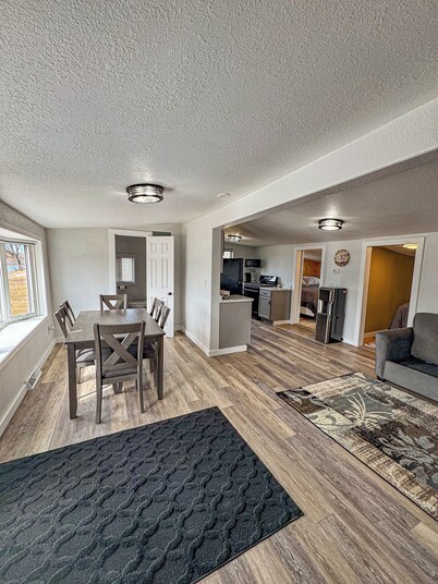 Peaceful Riverfront - all amenities for fishing or friends/family getaway!