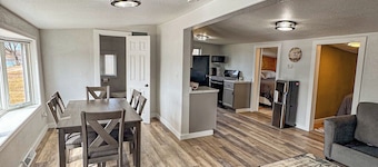 Peaceful Riverfront - all amenities for fishing or friends/family getaway!