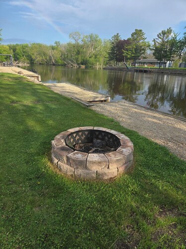 Peaceful Riverfront - all amenities for fishing or friends/family getaway!