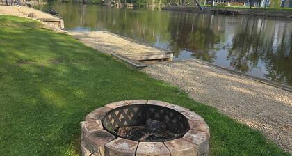 Peaceful Riverfront - all amenities for fishing or friends/family getaway!
