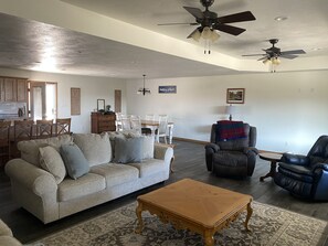 Smart TV - Scenic Riverways Retreat + Bunkhouse – Perfect for Families & Groups (Eminence)