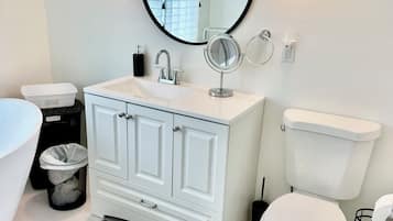 Secadora de cabello, toallas, jabón, shampoo