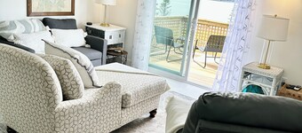 Sunset by the Bay retreat 
beautiful sunsets
close to downtown 
quiet restful