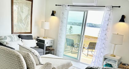 Sunset by the Bay retreat
beautiful sunsets
close to downtown
quiet restful